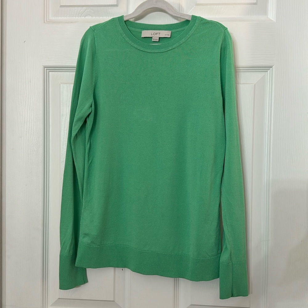 Loft Lightweight Sweater in a lighter green color size xxs petite